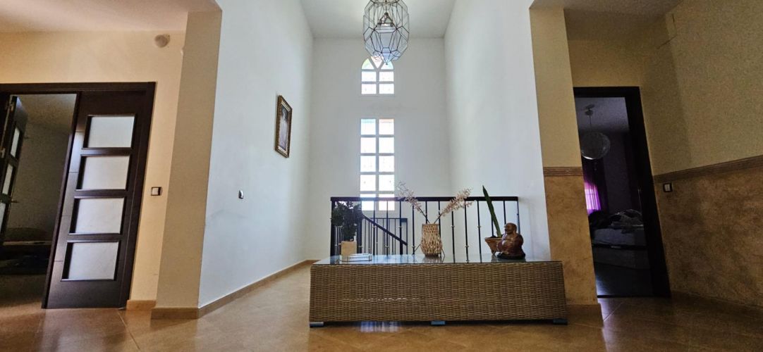 IMPRESIONANTE CHALET EN URBANIZACIÓN  ENCINARES  DE ALCOLEA CON PISCINA Y AMPLIAS ESTANCIAS