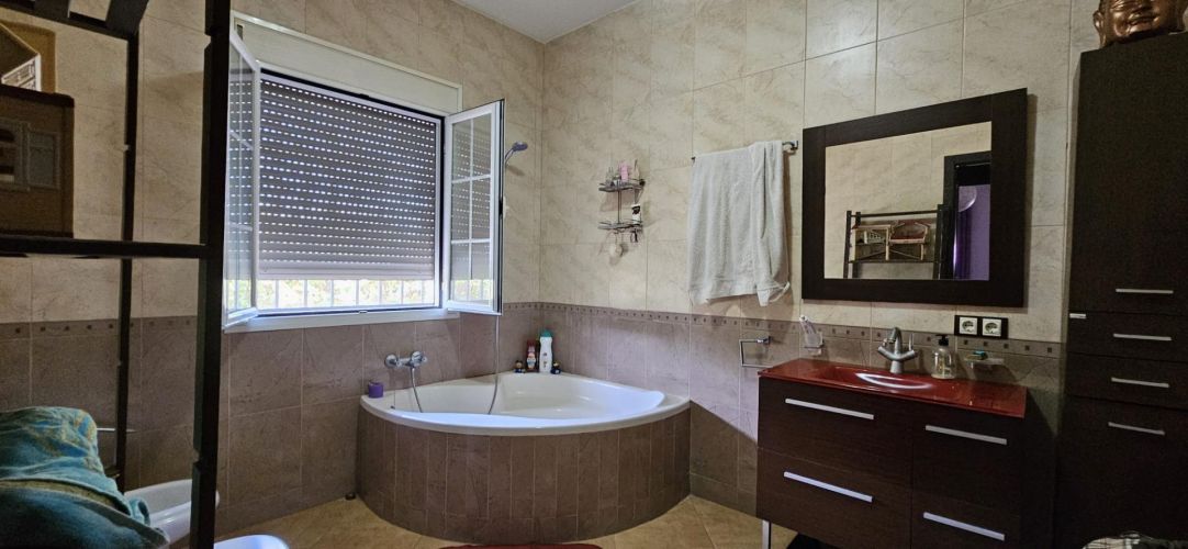 IMPRESIONANTE CHALET EN URBANIZACIÓN  ENCINARES  DE ALCOLEA CON PISCINA Y AMPLIAS ESTANCIAS