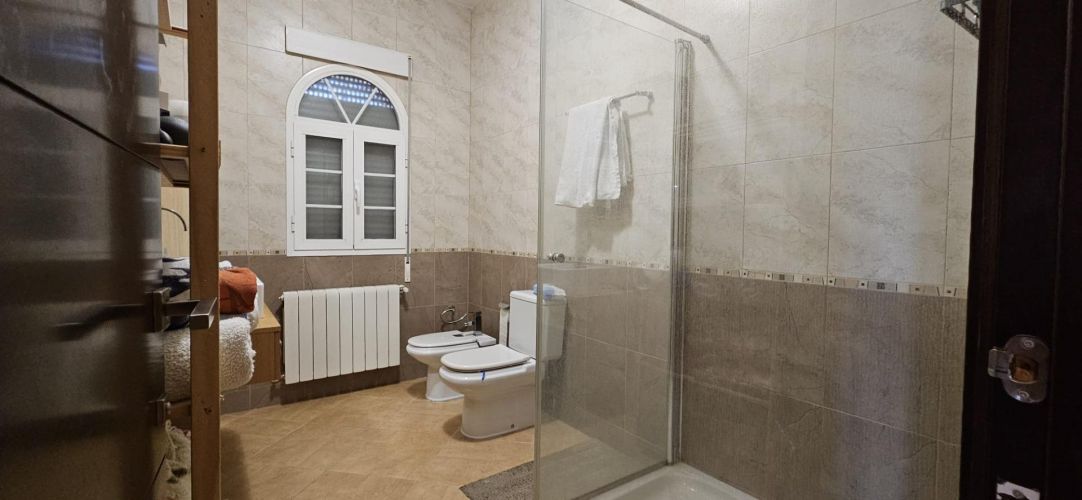 IMPRESIONANTE CHALET EN URBANIZACIÓN  ENCINARES  DE ALCOLEA CON PISCINA Y AMPLIAS ESTANCIAS