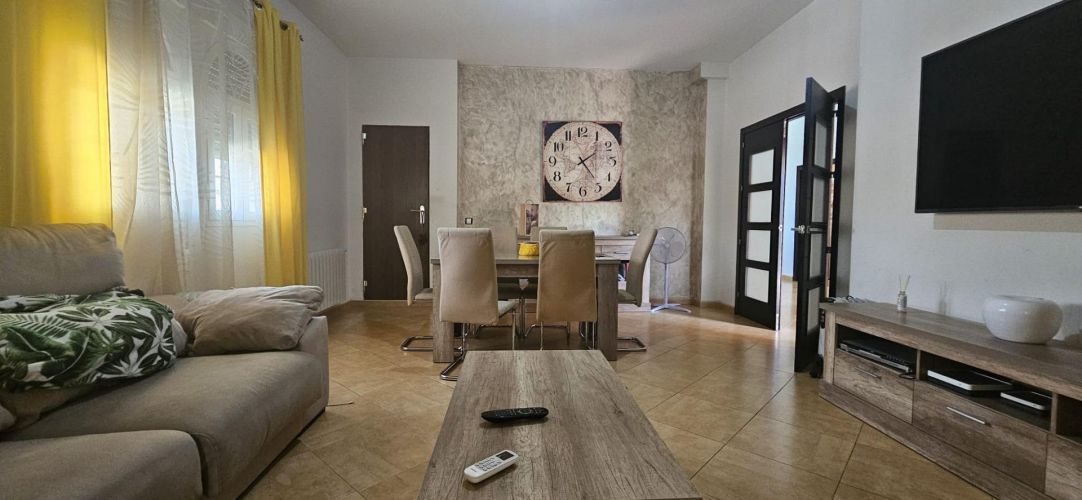IMPRESIONANTE CHALET EN URBANIZACIÓN  ENCINARES  DE ALCOLEA CON PISCINA Y AMPLIAS ESTANCIAS