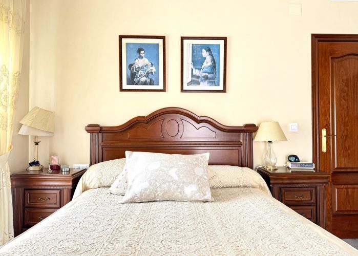 Oportunidad en Encinarejo. Casa de 2 plantas con terraza, 2 trasteros y cochera 