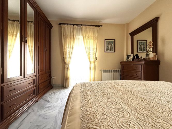 Oportunidad en Encinarejo. Casa de 2 plantas con terraza, 2 trasteros y cochera 