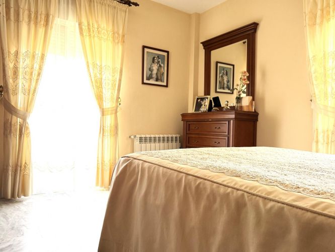 Oportunidad en Encinarejo. Casa de 2 plantas con terraza, 2 trasteros y cochera 