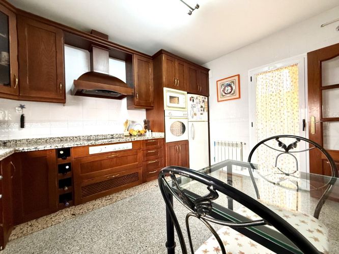 Oportunidad en Encinarejo. Casa de 2 plantas con terraza, 2 trasteros y cochera 