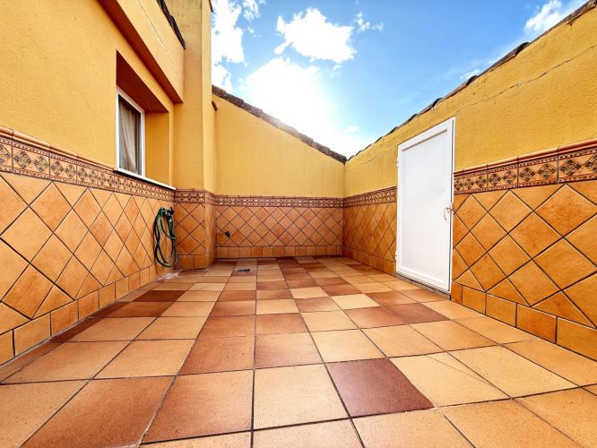 Oportunidad en Encinarejo. Casa de 2 plantas con terraza, 2 trasteros y cochera 
