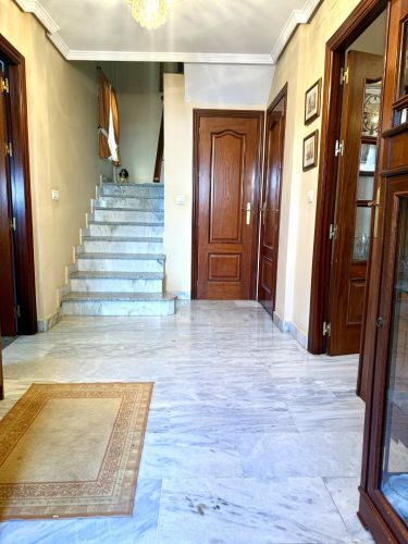 Oportunidad en Encinarejo. Casa de 2 plantas con terraza, 2 trasteros y cochera 