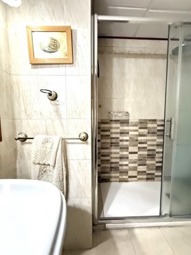 Oportunidad en Encinarejo. Casa de 2 plantas con terraza, 2 trasteros y cochera 