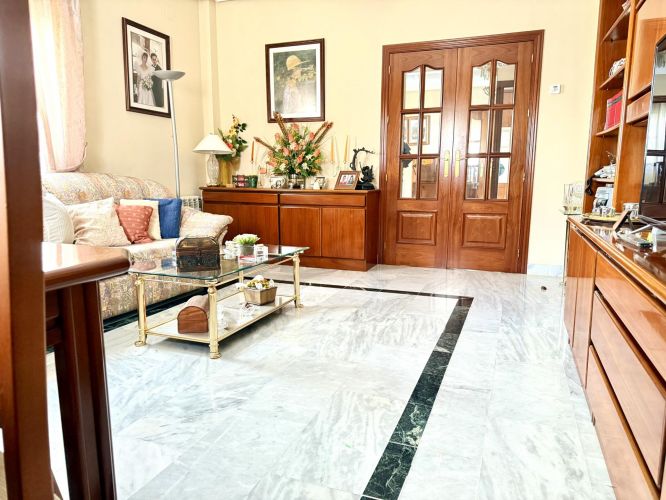 Oportunidad en Encinarejo. Casa de 2 plantas con terraza, 2 trasteros y cochera 