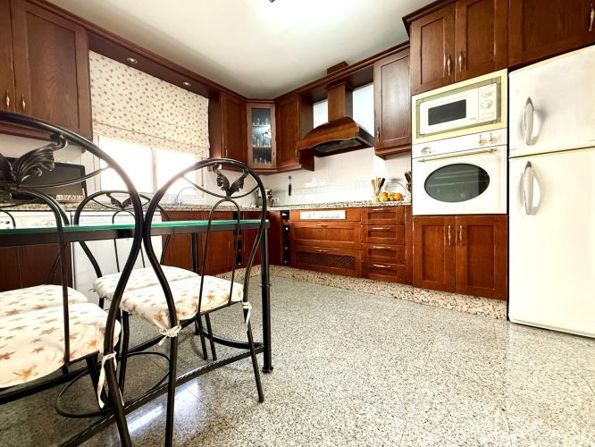Oportunidad en Encinarejo. Casa de 2 plantas con terraza, 2 trasteros y cochera 