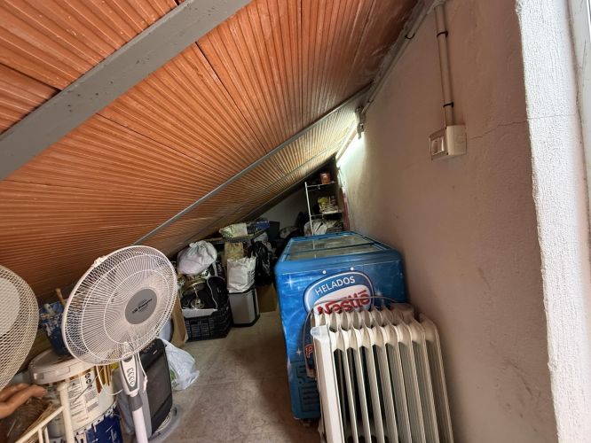Oportunidad en Encinarejo. Casa de 2 plantas con terraza, 2 trasteros y cochera 