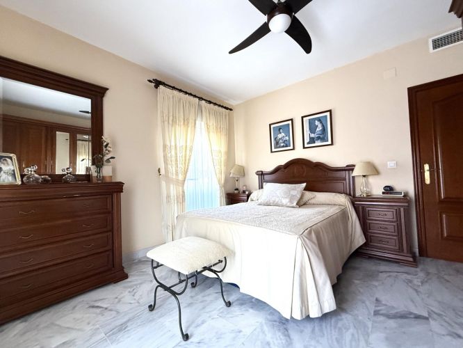 Oportunidad en Encinarejo. Casa de 2 plantas con terraza, 2 trasteros y cochera 