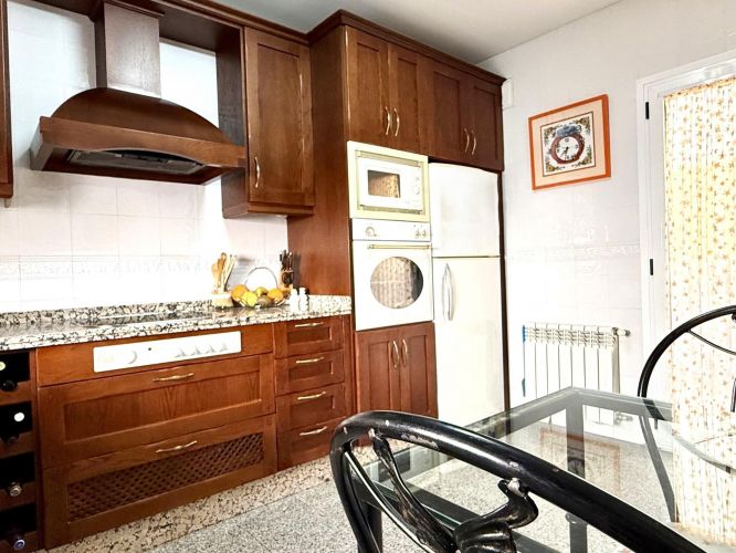 Oportunidad en Encinarejo. Casa de 2 plantas con terraza, 2 trasteros y cochera 
