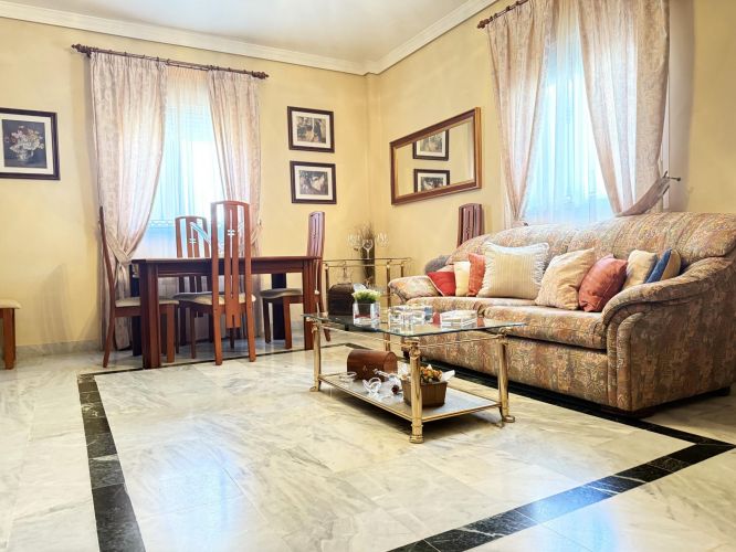 Oportunidad en Encinarejo. Casa de 2 plantas con terraza, 2 trasteros y cochera 