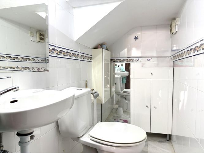 Oportunidad en Encinarejo. Casa de 2 plantas con terraza, 2 trasteros y cochera 
