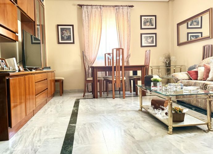 Oportunidad en Encinarejo. Casa de 2 plantas con terraza, 2 trasteros y cochera 