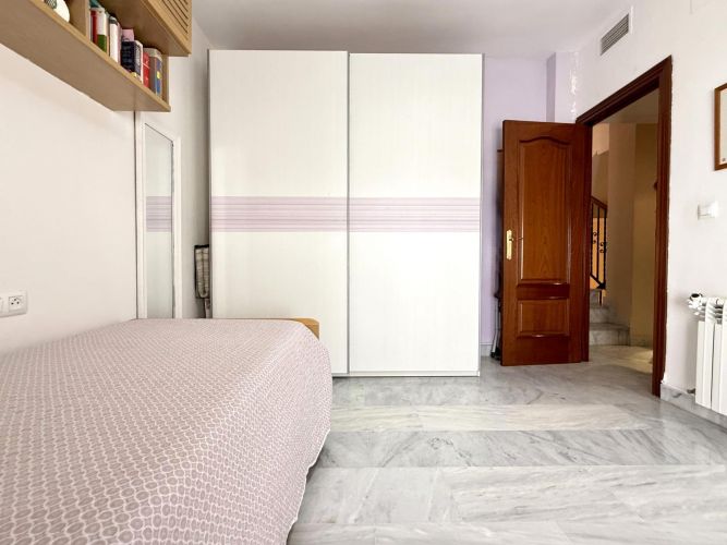 Oportunidad en Encinarejo. Casa de 2 plantas con terraza, 2 trasteros y cochera 