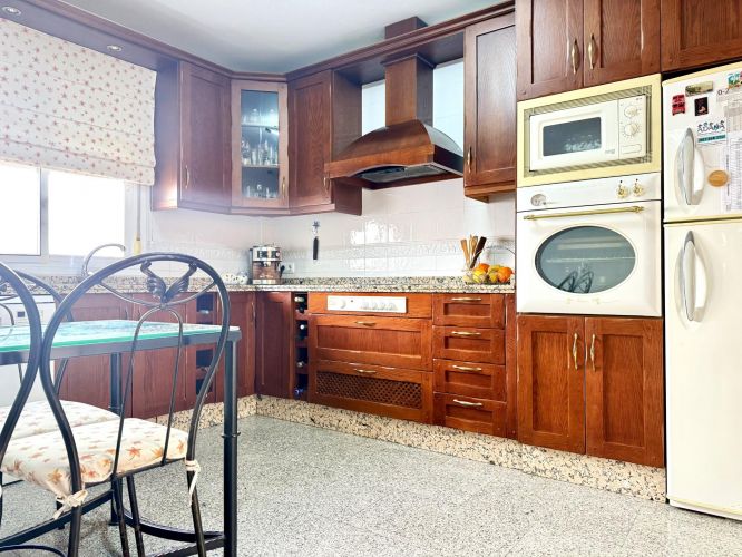 Oportunidad en Encinarejo. Casa de 2 plantas con terraza, 2 trasteros y cochera 