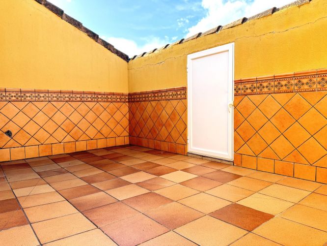 Oportunidad en Encinarejo. Casa de 2 plantas con terraza, 2 trasteros y cochera 