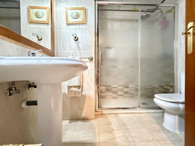 Oportunidad en Encinarejo. Casa de 2 plantas con terraza, 2 trasteros y cochera 