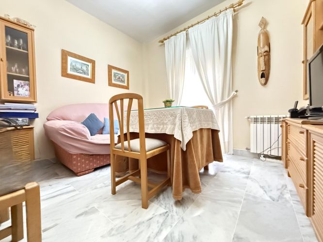 Oportunidad en Encinarejo. Casa de 2 plantas con terraza, 2 trasteros y cochera 