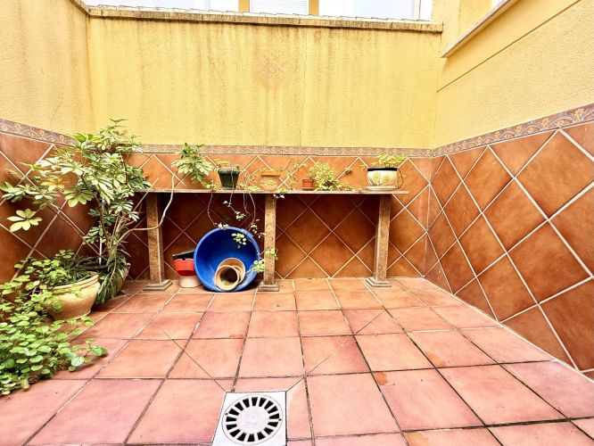 Oportunidad en Encinarejo. Casa de 2 plantas con terraza, 2 trasteros y cochera 