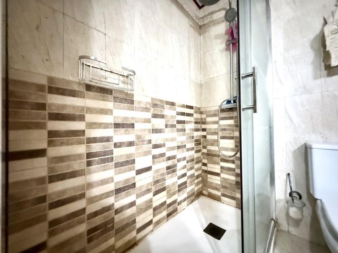 Oportunidad en Encinarejo. Casa de 2 plantas con terraza, 2 trasteros y cochera 