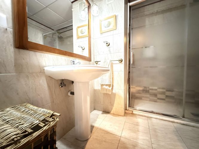 Oportunidad en Encinarejo. Casa de 2 plantas con terraza, 2 trasteros y cochera 