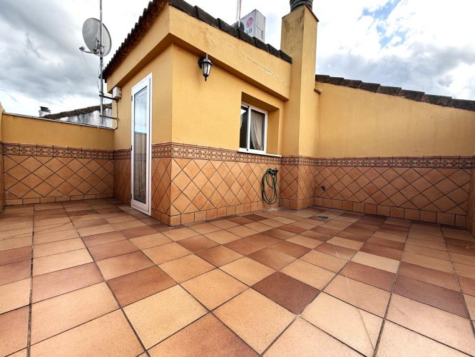 Oportunidad en Encinarejo. Casa de 2 plantas con terraza, 2 trasteros y cochera 