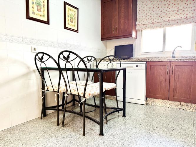 Oportunidad en Encinarejo. Casa de 2 plantas con terraza, 2 trasteros y cochera 