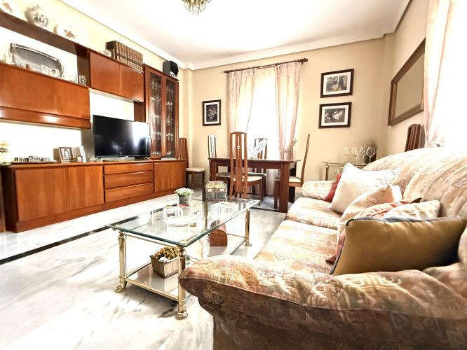 Oportunidad en Encinarejo. Casa de 2 plantas con terraza, 2 trasteros y cochera 