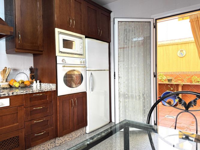 Oportunidad en Encinarejo. Casa de 2 plantas con terraza, 2 trasteros y cochera 