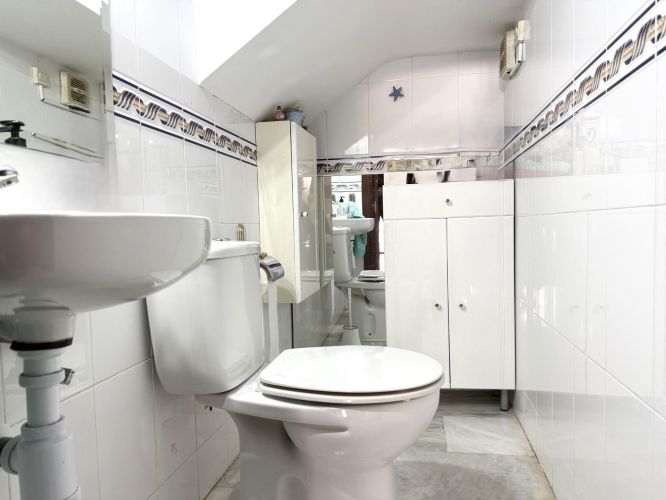 Oportunidad en Encinarejo. Casa de 2 plantas con terraza, 2 trasteros y cochera 