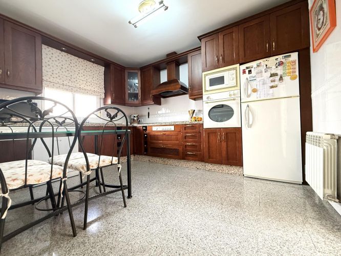 Oportunidad en Encinarejo. Casa de 2 plantas con terraza, 2 trasteros y cochera 