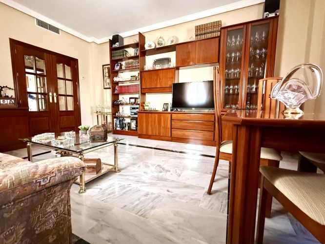 Oportunidad en Encinarejo. Casa de 2 plantas con terraza, 2 trasteros y cochera 