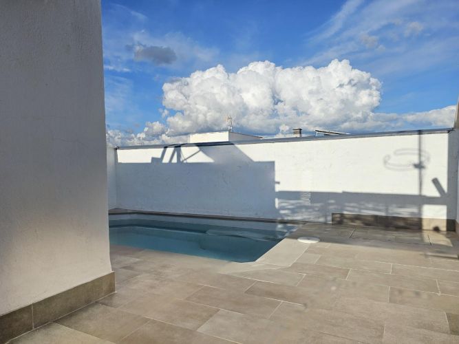 Espectacular triplex con piscina propia y plaza de garaje a pocos metros del Vial Norte