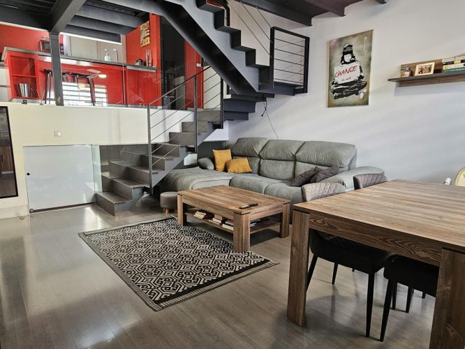 Espectacular triplex con piscina propia y plaza de garaje a pocos metros del Vial Norte