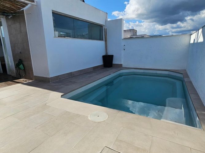 Espectacular triplex con piscina propia y plaza de garaje a pocos metros del Vial Norte
