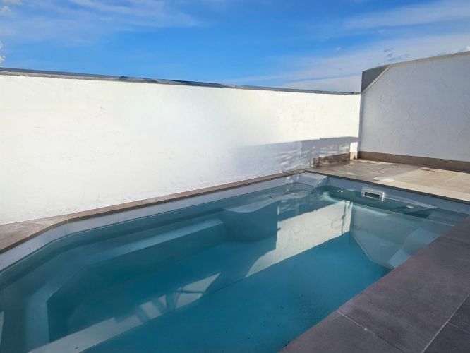Espectacular triplex con piscina propia y plaza de garaje a pocos metros del Vial Norte