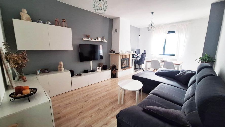 CASA ADOSADA EN LAS JARAS  