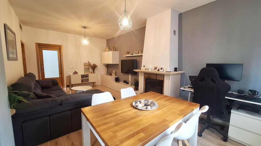 CASA ADOSADA EN LAS JARAS  