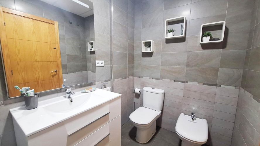 CASA ADOSADA EN LAS JARAS  