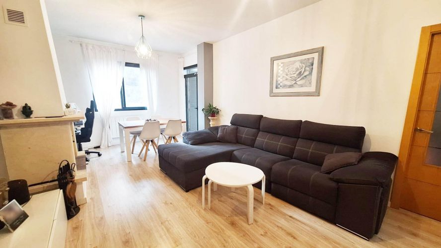 CASA ADOSADA EN LAS JARAS  