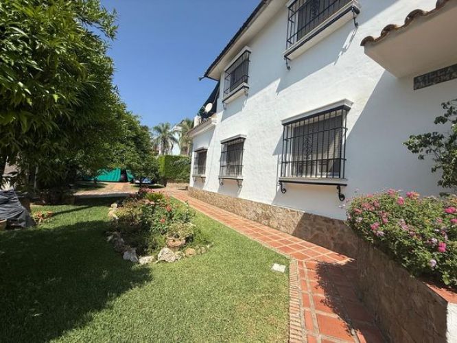 CHALET JUNTO AL COLEGIO DE LA SALLE