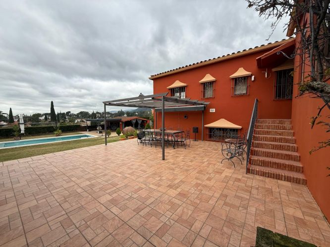 CHALET EN UNA PLANTA CON MAGNÍFICAS VISTAS!