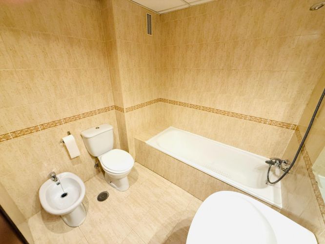 Excelente piso de 4 dormitorios y 2 baños con cochera y trastero junto Vial y Renfe