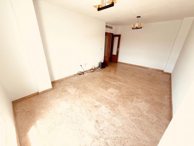 Excelente piso de 4 dormitorios y 2 baños con cochera y trastero junto Vial y Renfe