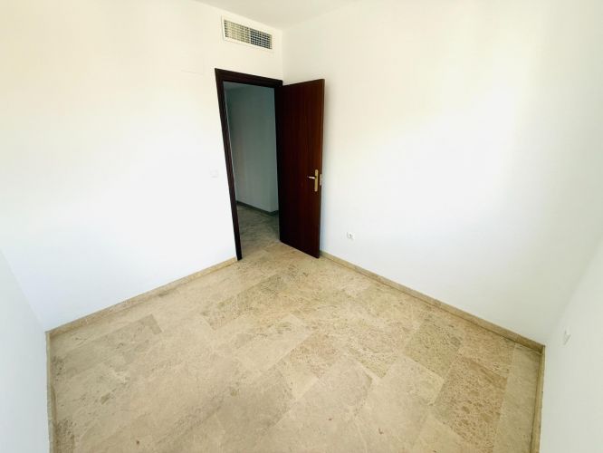 Excelente piso de 4 dormitorios y 2 baños con cochera y trastero junto Vial y Renfe