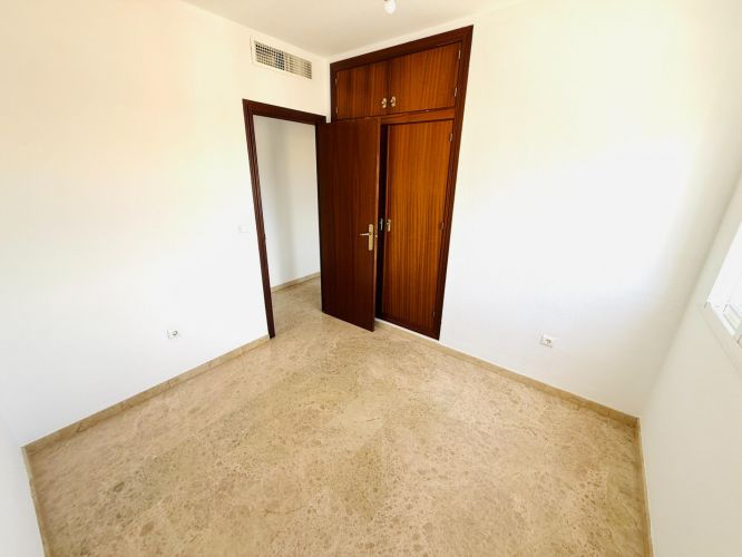 Excelente piso de 4 dormitorios y 2 baños con cochera y trastero junto Vial y Renfe