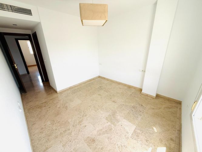 Excelente piso de 4 dormitorios y 2 baños con cochera y trastero junto Vial y Renfe