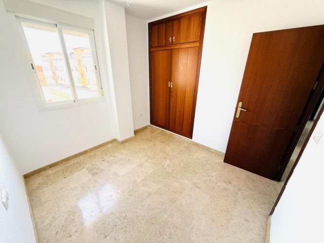 Excelente piso de 4 dormitorios y 2 baños con cochera y trastero junto Vial y Renfe